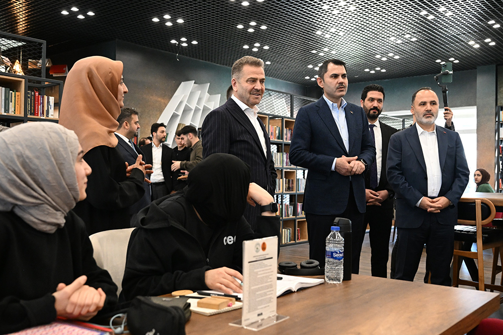 Murat Kurum, Farika Kitaplı Kahve-2'de Gençlerle Buluştu