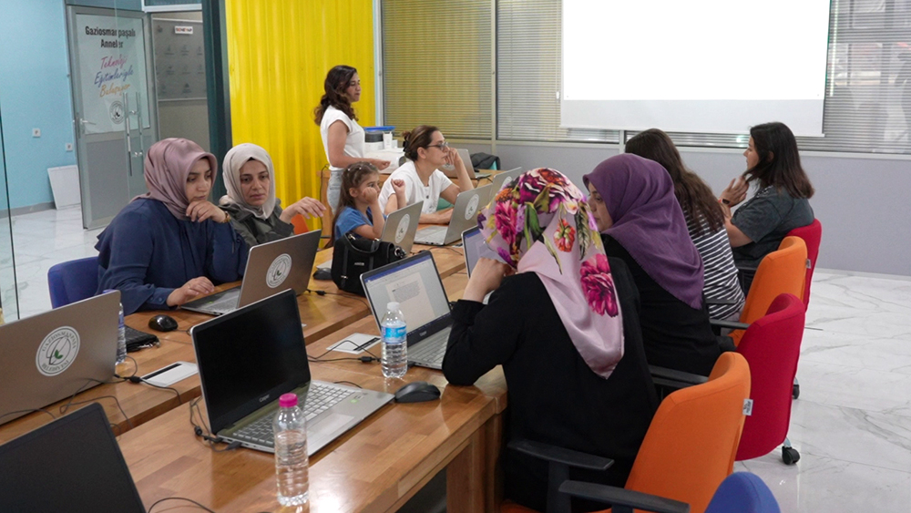 Gaziosmanpaşa’da Teknoloji Eğitimleriyle Kadın İstihdamına Destek Sürüyor