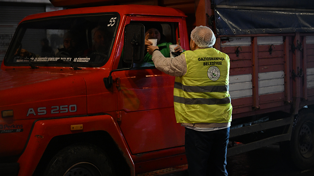 Gaziosmanpaşa Belediyesi’nden Vatandaşlara Sıcak Çorba İkramı