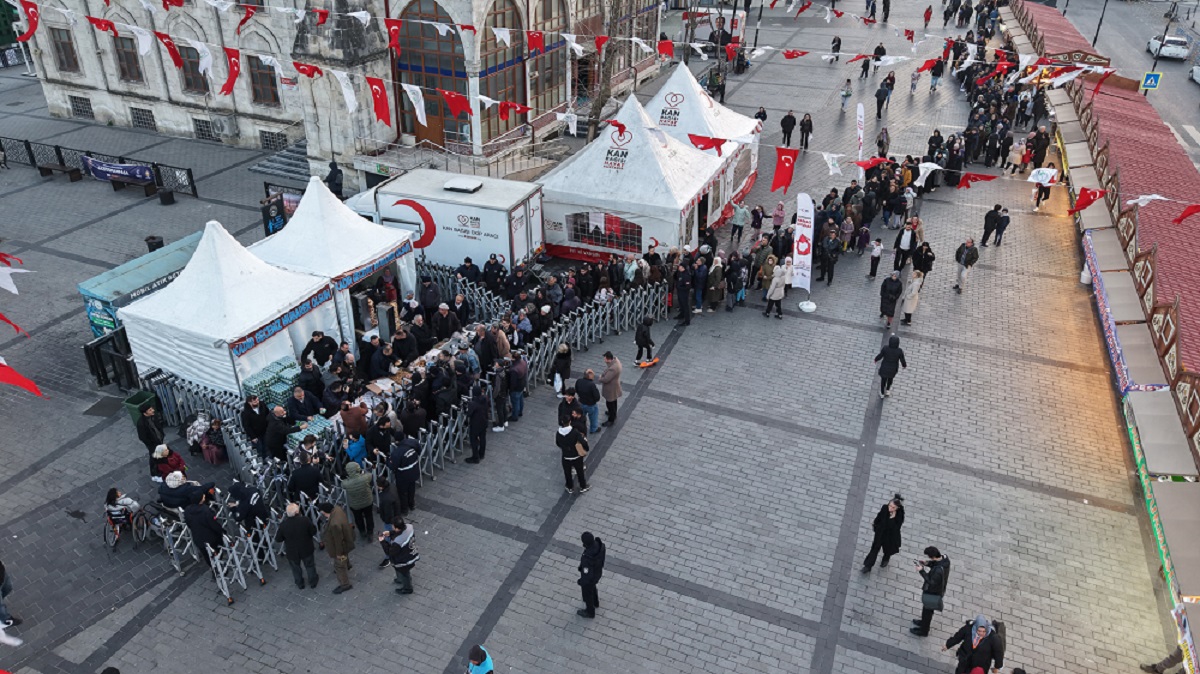 Kadir Gecesi’nin Bereketiyle Binlerce Gaziosmanpaşalı Aynı Sofrada Buluştu