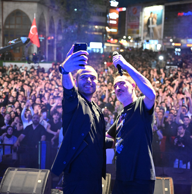 GAZİOSMANPAŞA’DA TARİHİ 19 MAYIS GECESİ: MEYDAN DOLDU TAŞTI, BİNLERCE GENÇ SAGOPA KAJMER KONSERİNDE BULUŞTU