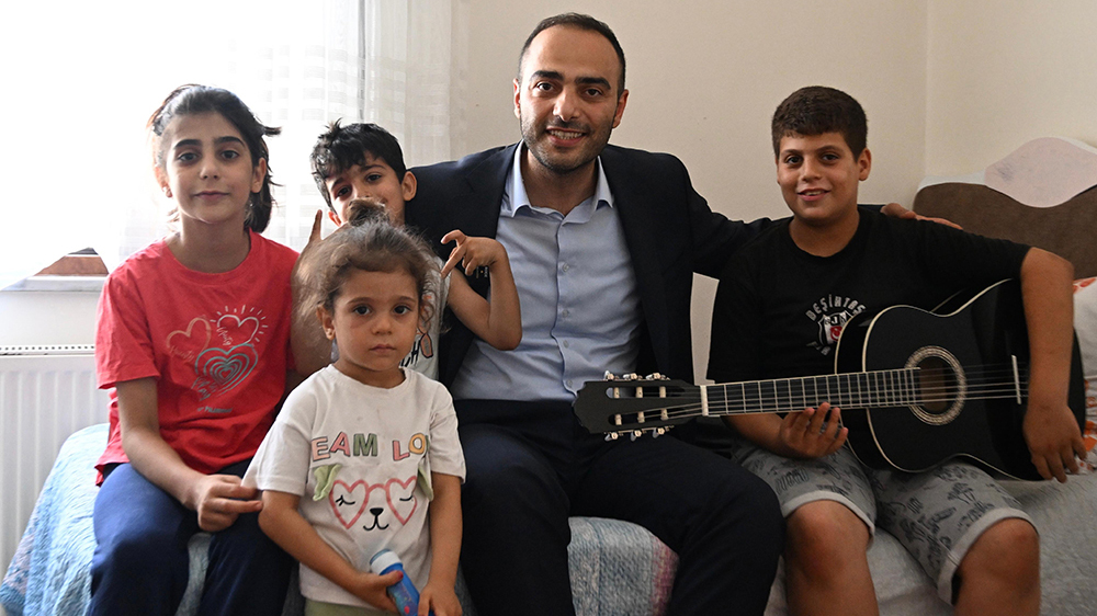 Başkan Vekili Karadeniz’den Efe’ye Gitar Sürprizi