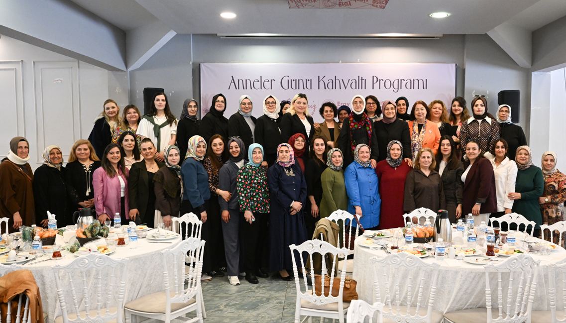GAZİOSMANPAŞA’DA ANNELER GÜNÜ BULUŞMASI: KADIN PERSONELLER KAHVALTI PROGRAMINDA BİR ARAYA GELDİ